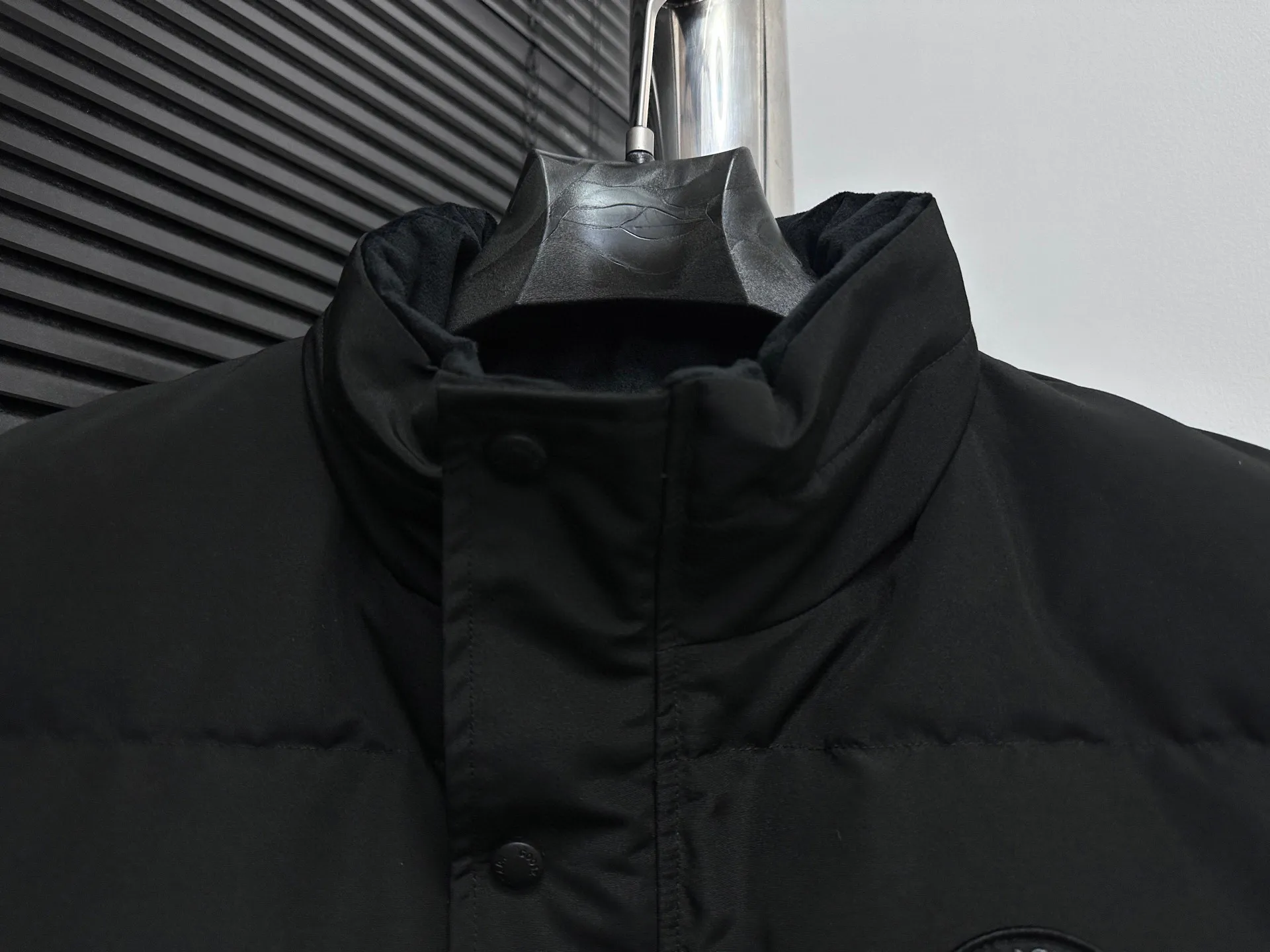 P360 [Canada Goose] Canada Goose black label #Freestyle Crew 4151mb men’s and women’s vest down ➖ Imported Behringer embroidery machine with customized 10,000-needle embroidery label! ➖ Imported 21-count polyester-cotton blended original fabric, using Feather-Light 10D waterproof coating fabric, made of 84.5% polyester fiber and 15.5% cotton, 100% the best feel in the entire network! ➖ The genuine official website uses the national standard 80 white duck down, and will never be misled by false claims such as 90 down or goose down! ➖ 100% nylon nylon lining with double double-layer sealing design to prevent velvet from running away. Top-grade polar fleece is used in the collar and pockets to keep warm and comfortable! ➖ Yoshida YKK provides original custom-made electroplated sliders. YKK two-way lockable zippers are tight and smooth and will not peel off paint! ➖ 3M composite original Velcro is durable, and all accessories and hardware are disassembled and customized! ⛔No slander, no exaggeration, no need for too much copywriting, because it is focused, it is professional!  SIZE: XS S M L XL XXL